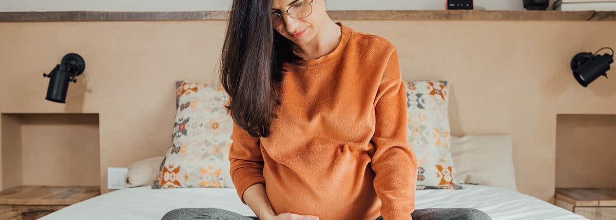 pregnant-woman-reading