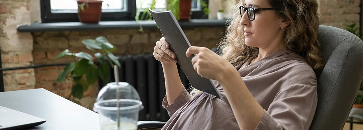 Pregnant-business-woman